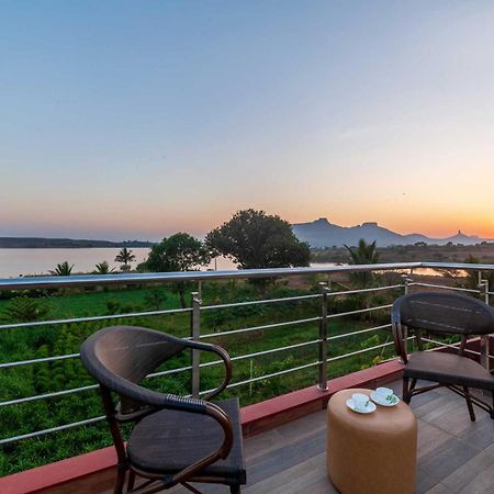 Luna Villa By Stayvista - Lakeside Charm With Terrace, Lush Lawn & Modern Decor 纳西克 外观 照片