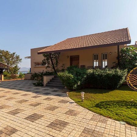 Luna Villa By Stayvista - Lakeside Charm With Terrace, Lush Lawn & Modern Decor 纳西克 外观 照片