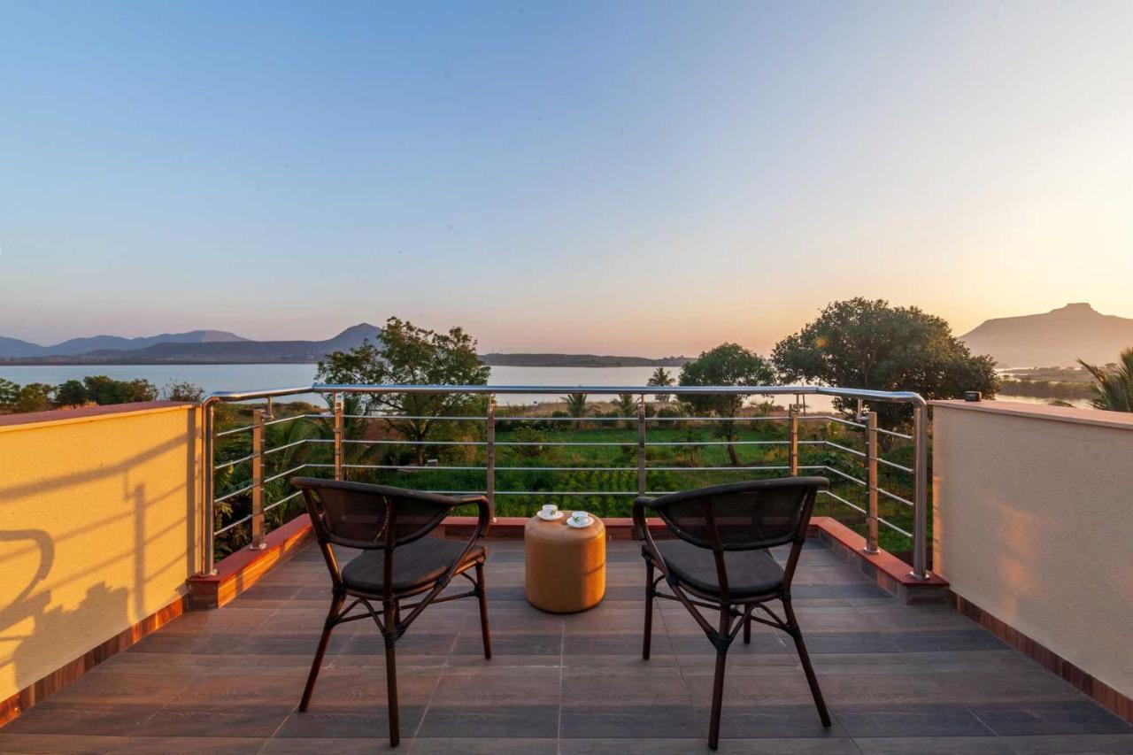 Luna Villa By Stayvista - Lakeside Charm With Terrace, Lush Lawn & Modern Decor 纳西克 外观 照片