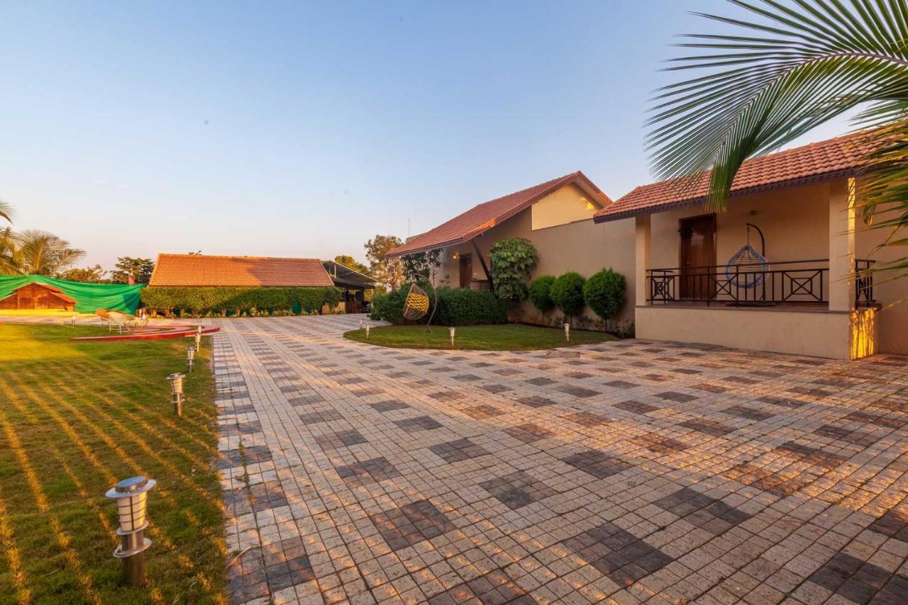 Luna Villa By Stayvista - Lakeside Charm With Terrace, Lush Lawn & Modern Decor 纳西克 外观 照片
