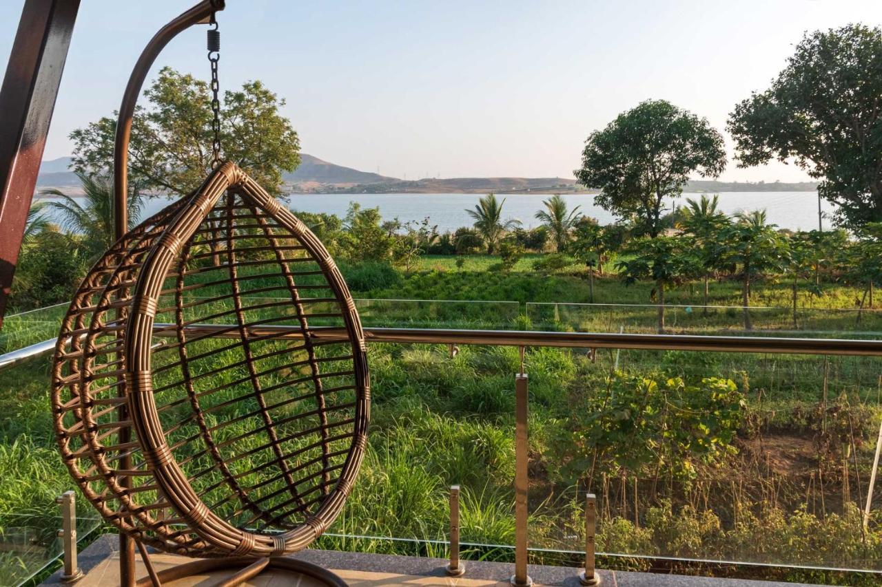 Luna Villa By Stayvista - Lakeside Charm With Terrace, Lush Lawn & Modern Decor 纳西克 外观 照片