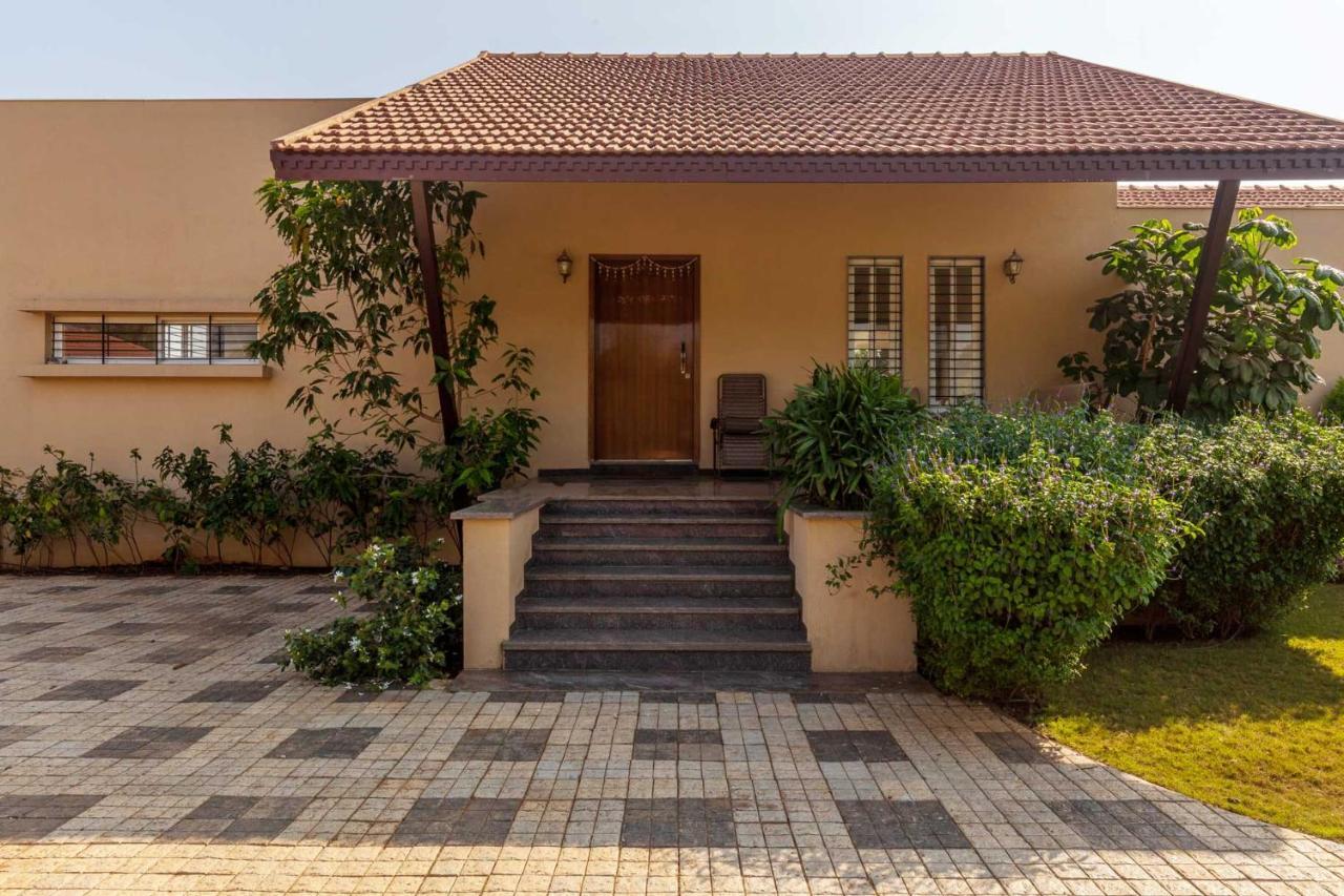 Luna Villa By Stayvista - Lakeside Charm With Terrace, Lush Lawn & Modern Decor 纳西克 外观 照片